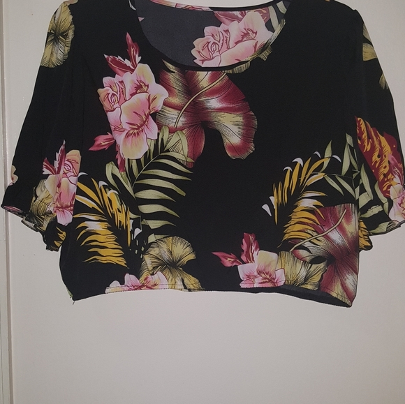 Plus sized leaf and floral print crop top - Picture 3 of 4